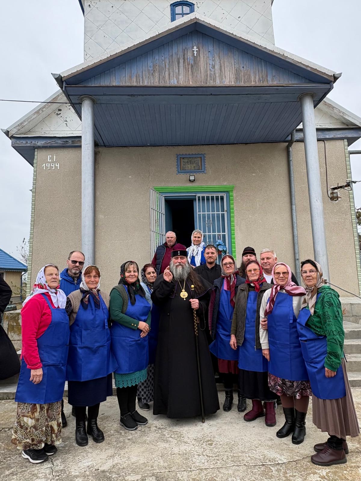 Metropolitan Leontie with the faithful in front of the church