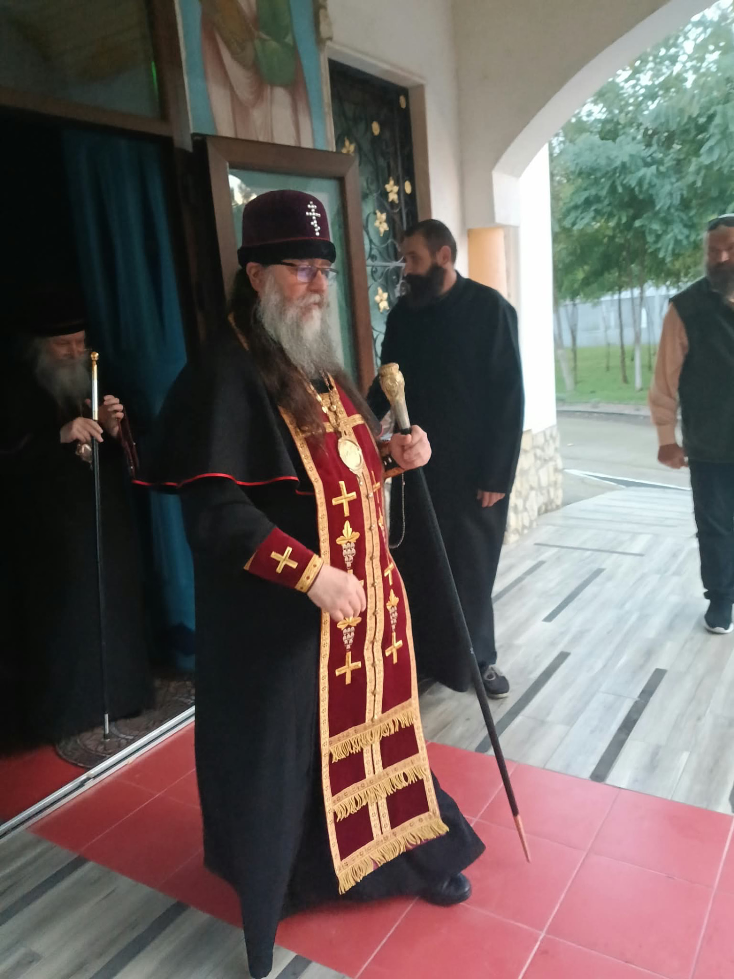 Mitropolitul Leontie la intrarea în catedrală