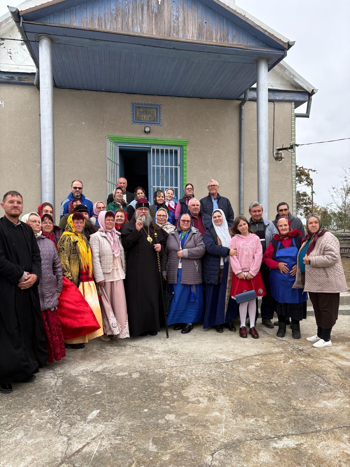 Group photograph with the faithful in front of the church