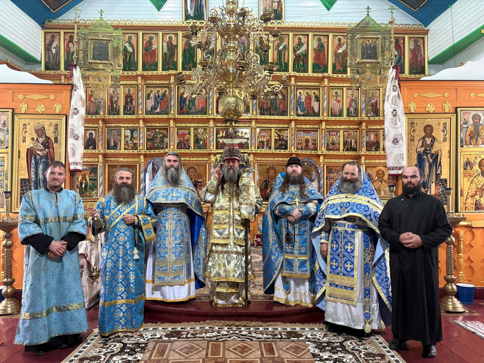 Metropolitan Leontie with the assembly of priests and deacons