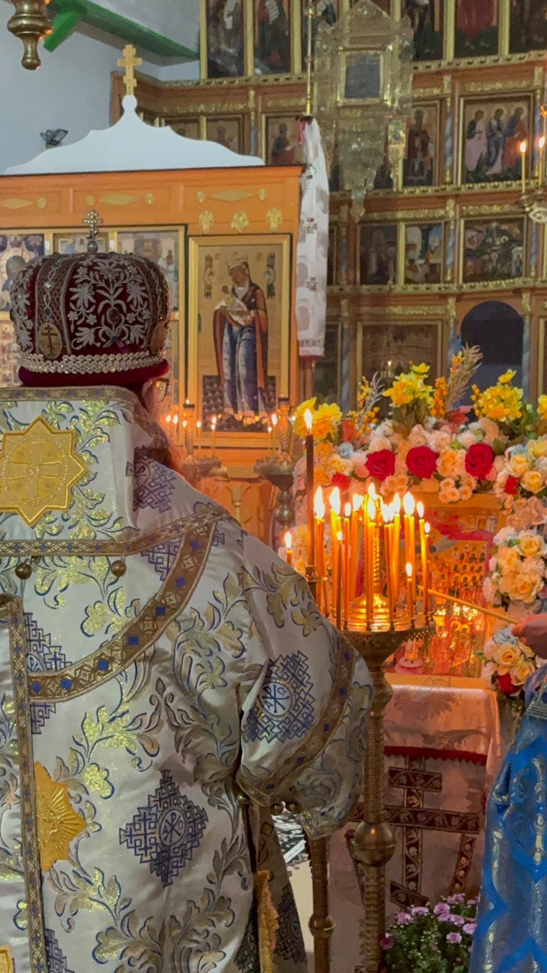 Metropolitan Leontie before the feast icon