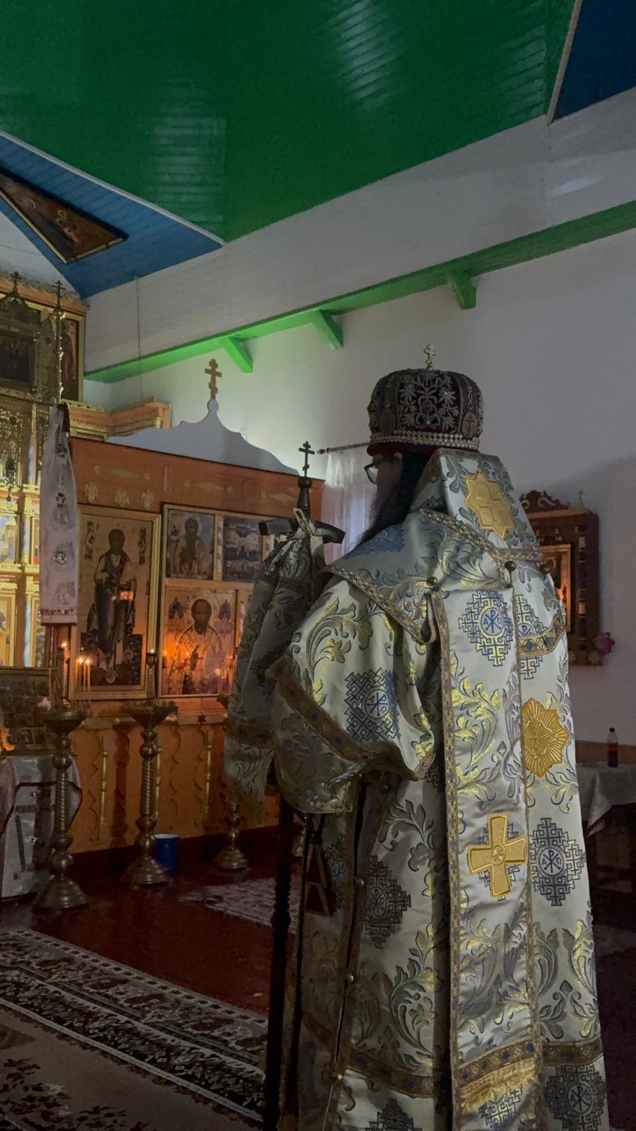 Metropolitan Leontie inside the convent church in Sfiștofca