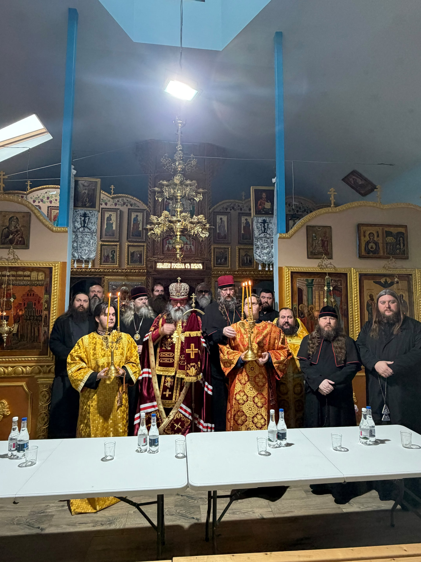 Metropolitan Leontie with hierarchs and clergy in the church before the meeting