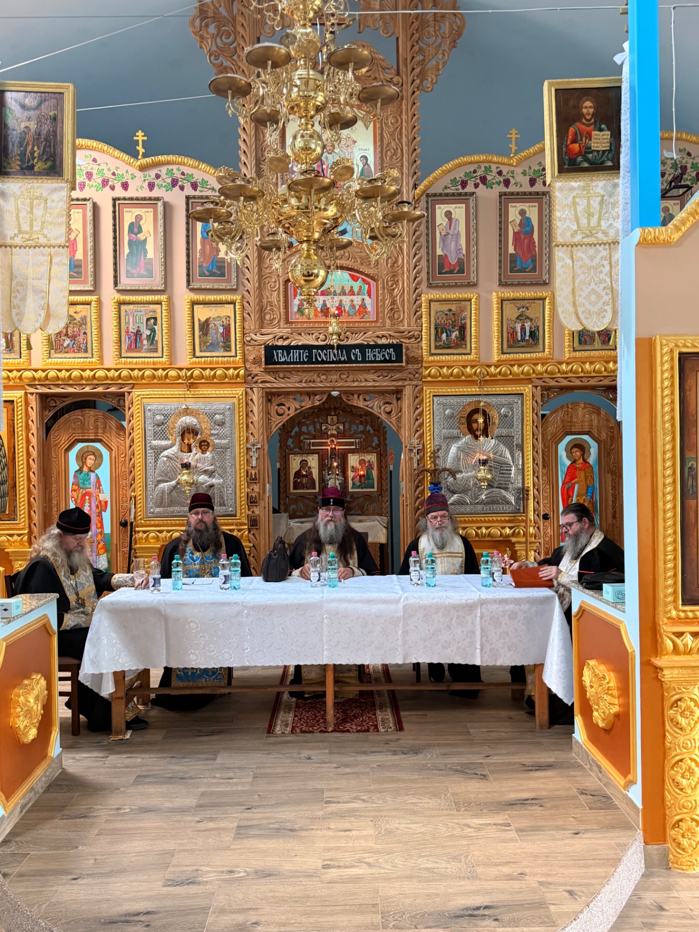 Prezidiul Consiliului Mitropolitan în fața iconostasului Catedralei din Brăila, sub președinția Înaltpreasfințitului Mitropolit Leontie.