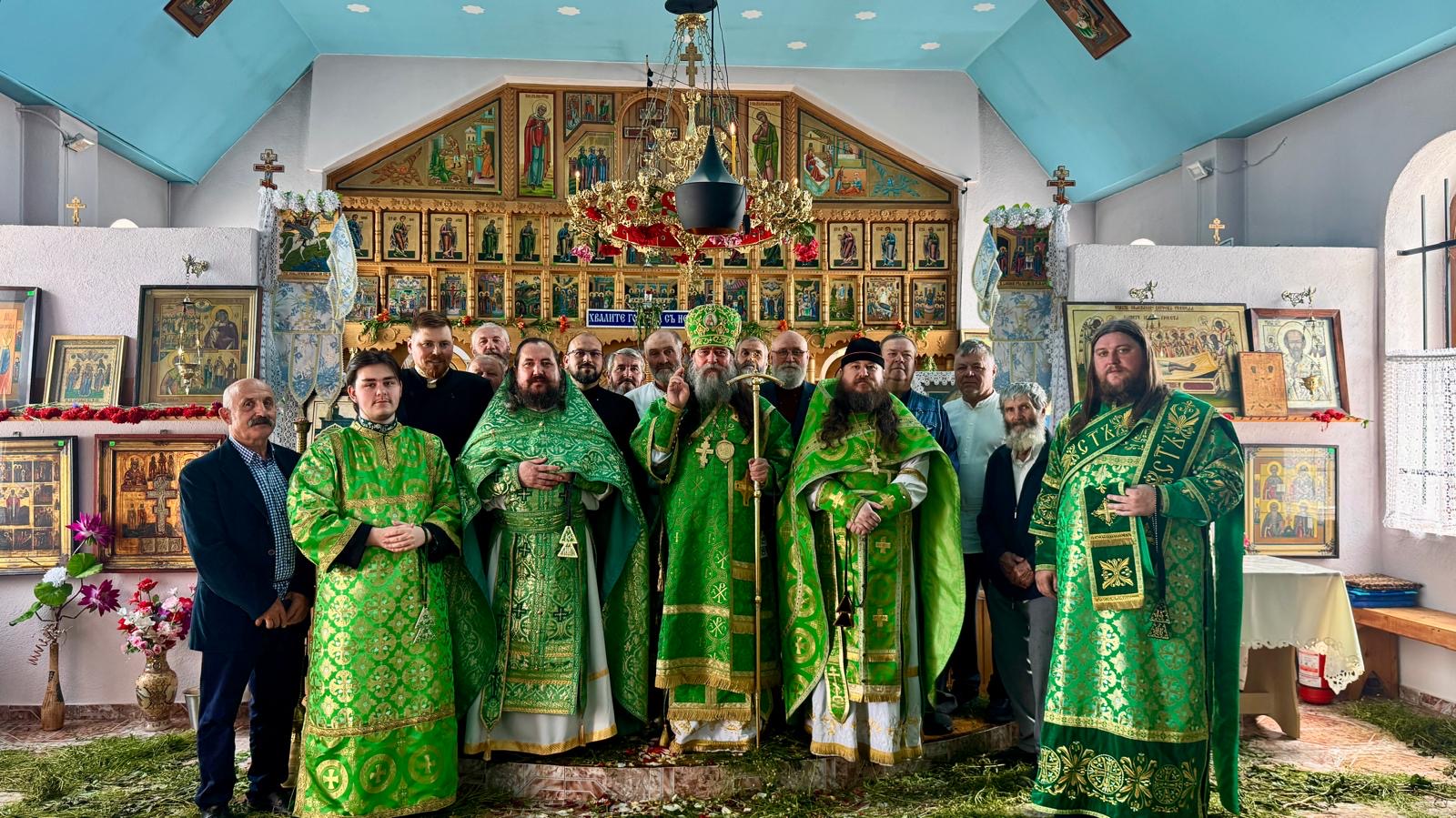 Sobor de clerici și credincioși după Sfânta Liturghie de Cincizecime, Bordușani, Ialomița.