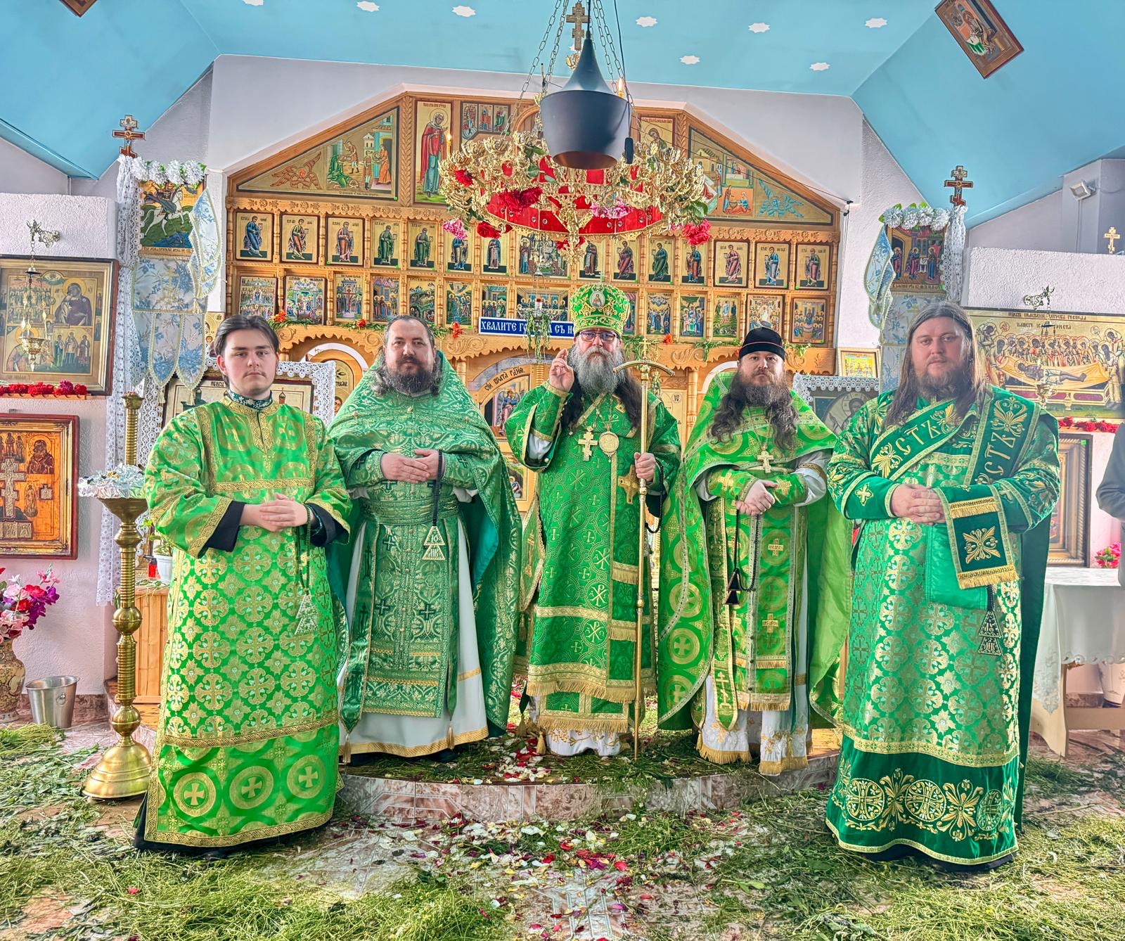 Înaltpreasfințitul Mitropolit Leontie binecuvântând împreună cu soborul de slujitori.