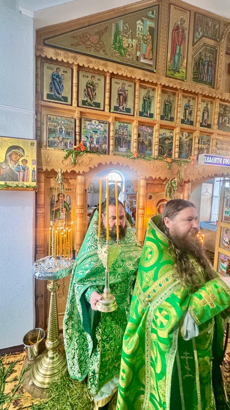 Preoți slujitori în fața iconostasului bisericii din Bordușani, Ialomița.