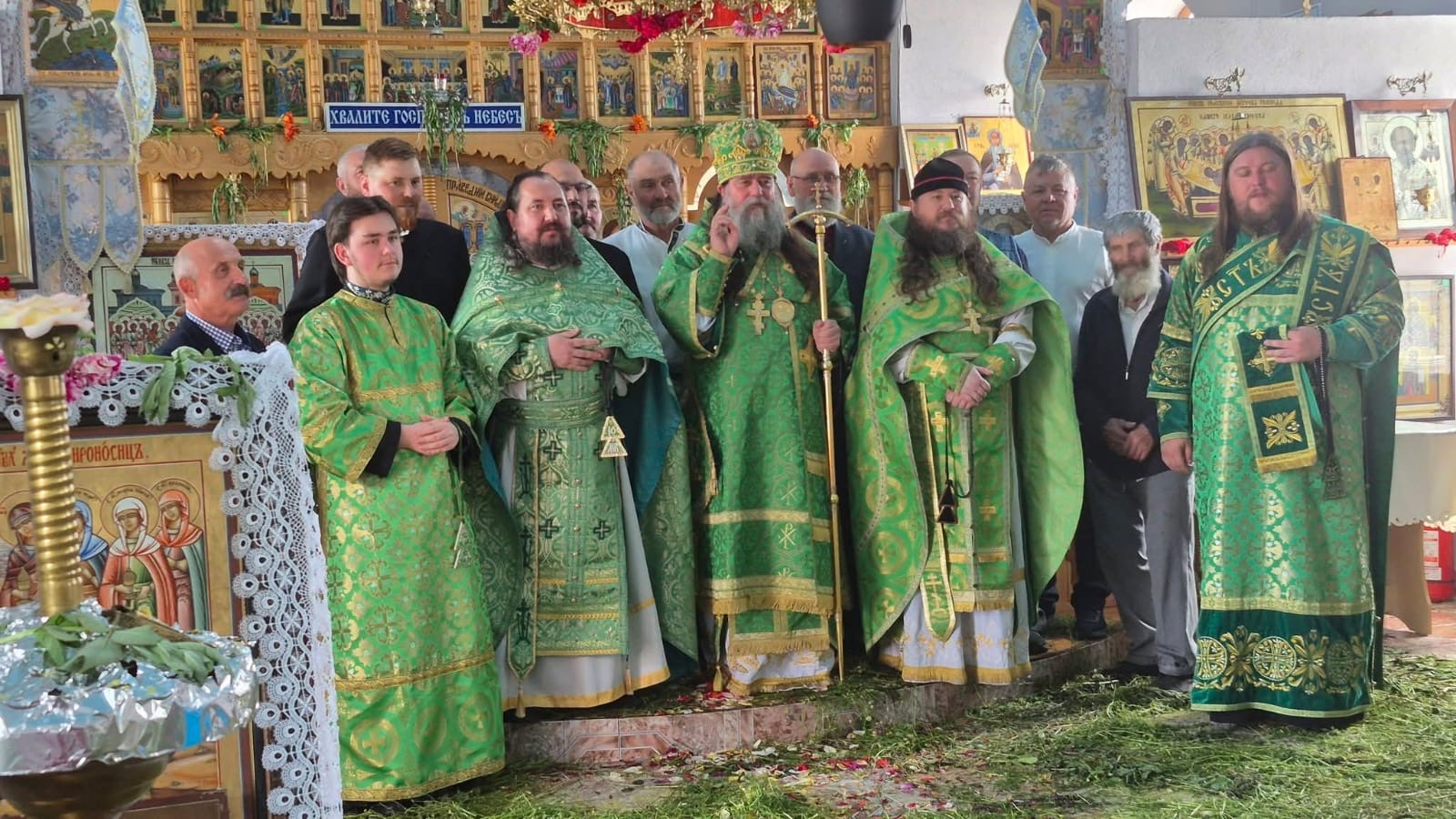 Credincioșii adunați la praznicul Sfintei Treimi.