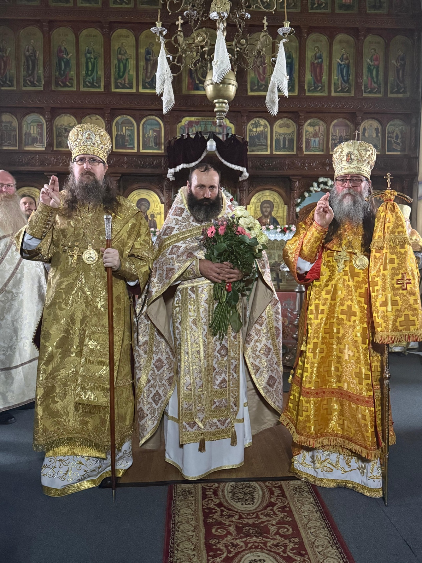 Mitropolitul și ierarhi în interiorul bisericii