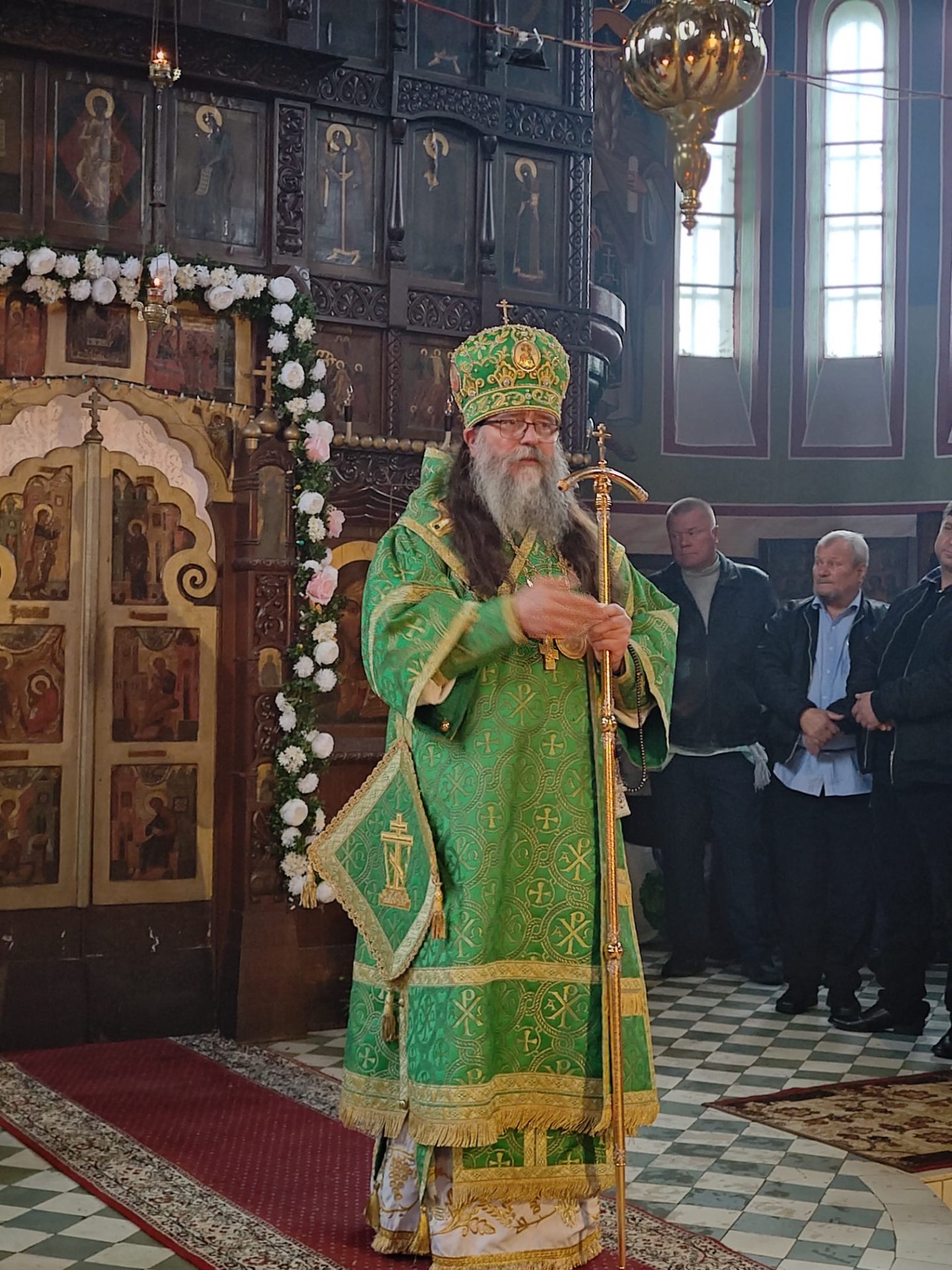 Mitropolitul în veșminte verzi în biserică